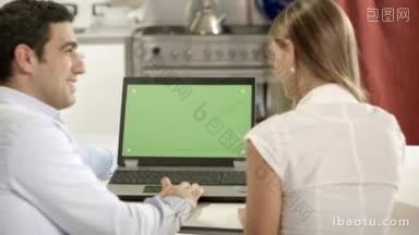 年轻男子和妇女使用<strong>笔记本电脑</strong>与绿色屏幕的互联网和电子邮件摄影